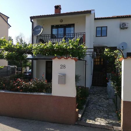 Appartamento Family Apartman Luka Rovigno Esterno foto
